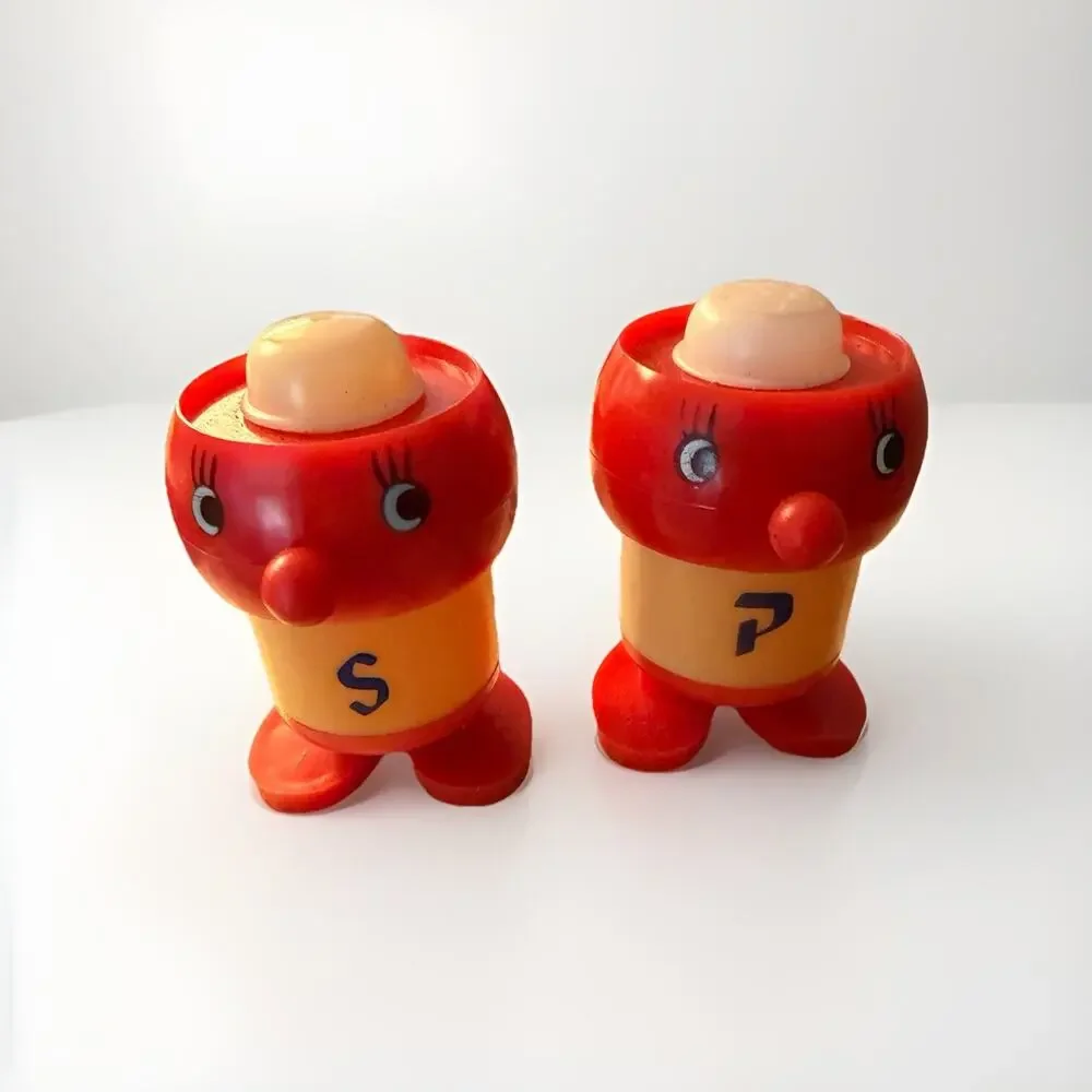 Vintage MCM Robot Salt & Pepper Shakers Plastic Made in Hong Kong 3676/33